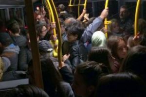 Angajaţii de la Emerson sunt furioşi pe condiţiile din autobuzele CTP: Înghesuiţi ca în India