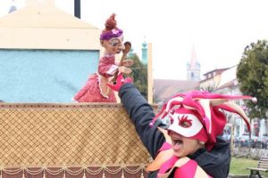 FOTO: Păpuşile Teatrului Ariel şi-au dat întâlnire la Ceasul cu flori