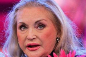 DRAMA Zinei Dumitrescu. UITATĂ la azil de propriul FIU şi cu probleme SERIOASE de sănătate. Ultimele informaţii despre „MAMA modei româneşti”