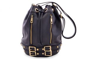 O fată de 13 ani din Alba Iulia a intrat într-o firmă şi a furat 1.000 de lei dintr-o poşetă nesupravegheată