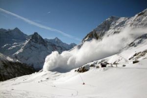 Alertă de avalanşă la munte! Salvamontiştii anunţă că zăpada poate atinge şi doi metri
