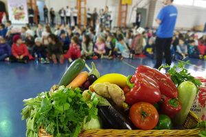 Sute de ELEVI arădeni învaţă cum să MĂNÂNCE sănătos de la un cunoscut CHEF