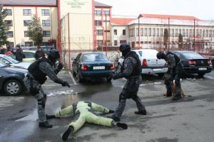 Intervenţie în forţă a poliştilor la o şcoală din Bistriţa. De ce au scos armele (FOTO-VIDEO)