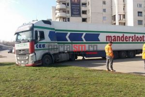 FOTO/VIDEO. TIR blocat lângă podul Decebal. GPS-ul l-a indus în eroare pe şofer