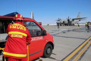 Plan roşu de intervenţie după o aterizare forţată şi o ciocnire între două aeronave, pe ...