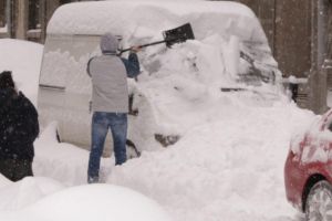Nu îţi cureţi locul de parcare de zăpadă? Vezi ce amendă rişti
