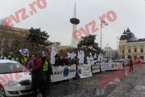 ZECI de POLIȚIȘTI au PICHETAT sediul MAI. Un SEMNAL DE ALARMĂ pentru ministrul Carmen Dan