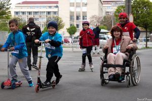 Se face incalzirea pentru Timotion. Sunt asteptate persoane in scaun rulant si pasionati de role