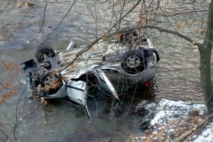 Un conducător auto turmentat, s-a „răcorit” în apele pârâului Cuşmed, cu tot cu autoturism