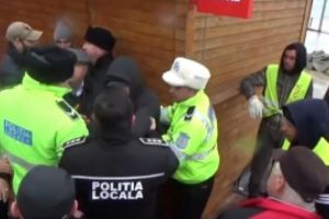 Un şef de poliţie a fost luat la bătaie, în timpul unei acţiuni de demolare a unei terase / VIDEO