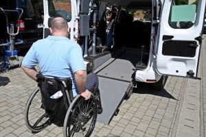 Cerere la primarie: Sa nu dea autorizatii firmelor de taxi fara masina pentru cei in scaun rulant