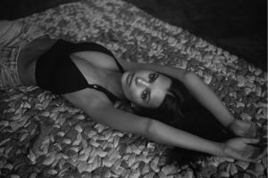 Topmodelul care NU SE SATURĂ SĂ POZEZE NUD a lovit din nou. Viaţa bărbaţilor va deveni brusc mai frumoasă. FOTO+18 