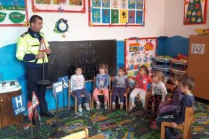 FOTO: Ziua Poliţiei Române 2018: Sute de preşcolari şi şcolari din Alba au urat poliţiştilor „La mulţi ani!”