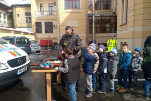 FOTO. Sute de elevi au fost fascinaţi de tehnica poliţiştilor sătmăreni