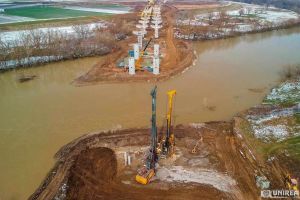 FOTO/VIDEO: Autostrada Sebeş-Turda, lotul 1 – Antreprenorul Pizzarotti continuă lucrările de montare a grinzilor la viitorul pod peste râul Mureş