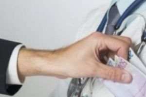 DOCTOR la un spital CELEBRU, cercetat PENAL pentru MITĂ