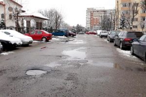 Şoferii îşi distrug maşinile pe strada Carpenului