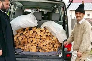 Familie nevoiaşă, ajutată de preot