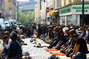 Franţa NU mai POATE: „100 de INTELECTUALI împotriva ISLAMISMULUI”