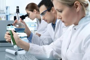 Femeile care lucrează în cercetare-dezvoltare se vor putea pensiona la 65 de ani. Legea intră în vigoare în 23 martie