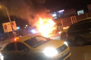 Un microbuz a ars violent pe Calea Unirii, joi seară