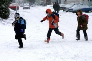 Școli închise vineri în Bucureşti şi zece judeţe din cauza vremii