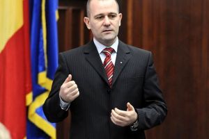 Acuzaţii grave la adresa generalului SRI, Dumitru Dumbravă! Un om care a comis acte de abuz pasând bileţele judecătorului pentru a comanda oameni se plimbă liniştit, participă la gale cu şampanie