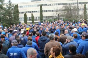 Energeticienii stau „cu puşca la picior”