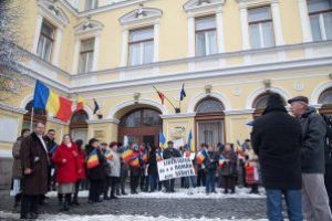 Protest al membrilor comunităţii româneşti în faţa Primăriei Sfântu Gheorghe
