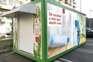 O reţea de supermarketuri va instala automate de reciclare a deşeurilor. Ce vor primi clienţii