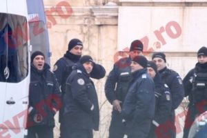 Jandarmii din CLUJ vor să bage la ÎNCHISOARE o persoană cu RETARD MINTAL care VINDEA CD-URI în PIAȚĂ