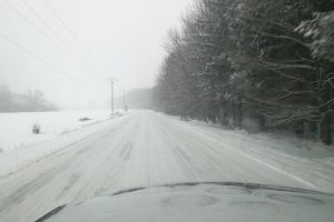 Drumurile judeţene nu sunt blocate. SPJD Bacău: Maşinile trebuie să fie dotate cu cauciucuri de iarnă şi lanţuri!