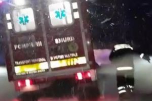 IGSU. Interventie de amploare in aceasta noapte, in Mehedinti. Doua autoturisme de teren, blocate intr-o pădure. 6 persoane salvate