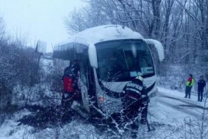 INTERVENŢIE DRAMATICĂ. Autocar cu 31 de copii, BLOCAT în ZĂPADĂ
