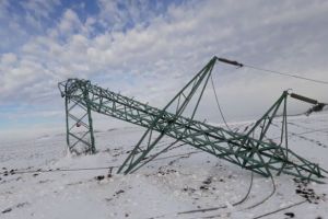 Accident la Liliesti. Un autocar a intrat intr-un stalp de electricitate. Soferul, ELECTROCUTAT