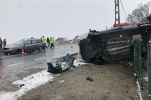 Accident la Reteag. Impact între două maşini dintre care una s-a răsturnat