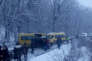 BLOCAŢI în ZĂPADĂ. INTERVENŢII de SALVARE a ZECI de OAMENI ŞI MAŞINI 