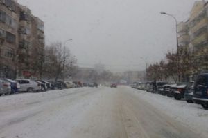 Ploiestiul sub nameti. Ninge fara intrerupere, strazile sunt impracticabile