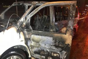 Un microbuz a ars violent pe Calea Unirii