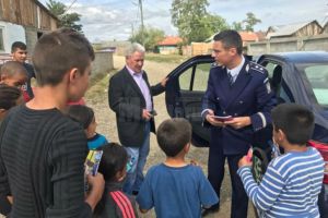 Poliţiştii şi Protecţia Copilului monitorizează 15 familii din Şcheia, care îşi ...