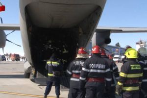 Plan roşu de intervenţie după o aterizare forţată şi o ciocnire între două aeronave, pe ...