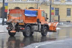 Ninsoare în Oradea: 12 utilaje RER au ieşit să împrăştie material antiderapant pe arterele principale