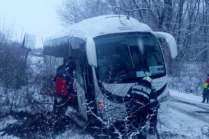 FOTO: Un autocar cu olimpici a derapat la Beica. 32 de elevi găzduiţi la primărie