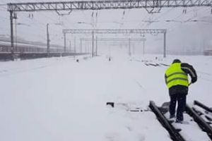 CFR Infrastructura. Toate sectiile de cale ferata, deschise. Angajatii actioneaza pentru deszapezire peroanelor si a macazurilor