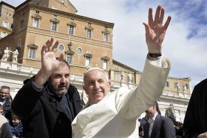 Ouă de Paşti încondeiate la Ghimeş-Făget au ajuns pe masa Papei