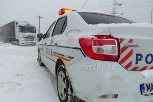 Accident rutier la Ciochina, TIR derapat, un microbuz şi autoturisme înzăpezite
