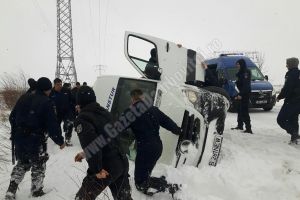 DN 71 – Microbuz cu persoane răsturnat. Au intervenit jandarmii bucureşteni care se întorceau de un exerciţiu