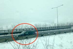FOTO – Cu maşina pe contrasens pe autostradă la Sibiu. Inconştienţă fără limite!