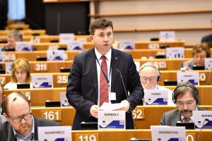 „Migraţiei creierelor” ia amploare. Se caută soluţii pentru spijinirea tinerilor defavorizaţi