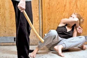 Săltat de poliţişti pentru că şi-a bătut soţia cu coada de topor